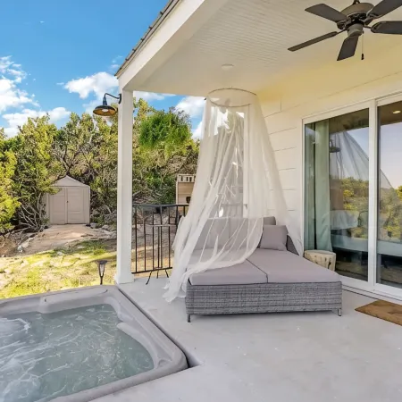 Gorgeous Home with Hot Tub 5Min from the River