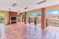 Luxury 2 Bedroom Apartment Near Monte Casino, Johannesburg - Private Pools