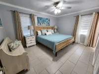 Beautiful Beach Home- 3 min walk to beach-Boat dock in back yard & private pool - 3성급