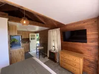 比格福克自家櫻桃果園內俯瞰弗拉特黑德湖溫馨鄉村別墅 - 小木屋