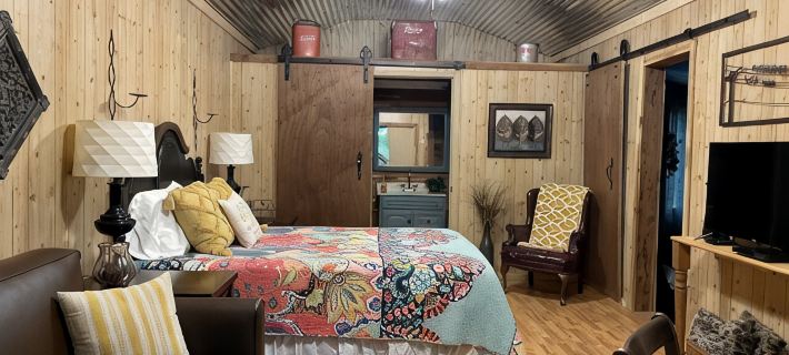 Papa Bears Cozy Cabin at Up The Creek Hotels in Hardin County
