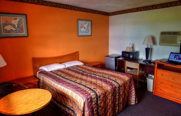 Nassau Holiday Motel