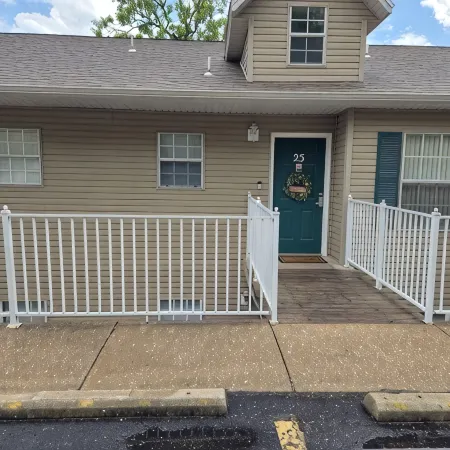 Romantic Summer Getaway for Two!! Easy Walk-in 1Bd 1BA Condo... No Steps!!!