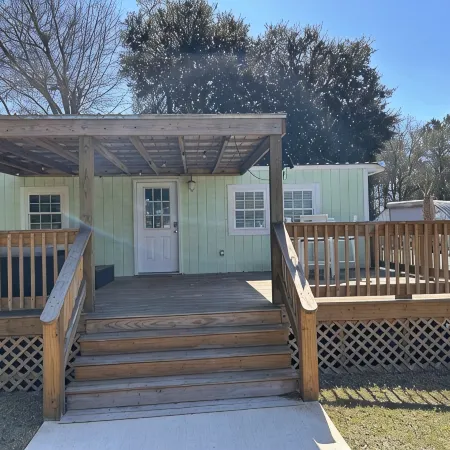Charming 3-bedroom bungalow in Sneads Ferry with boat dock and gazebo access