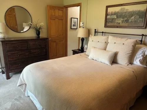 Newly Renovated Very Clean 2 Bedroom 2 Bath Condo Close to Skiing and Village - Jacuzzi