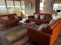 "The Birds" Easy Walk to the Beach, Hot Tub, Fireplace, Pet Friendly