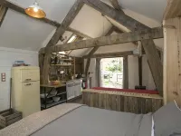 Idyllic Log Cabin with Log-fired Hot Tub nestled in a Forest Clearing Hotels in Wareham