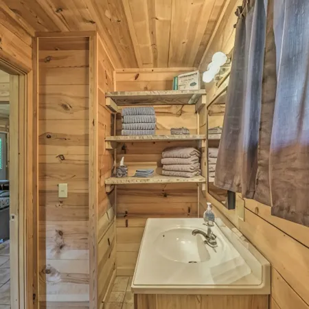 Cozy cabin 1 bedroom, WiFi, AC above Sylamore Creek in welcoming Mountain View