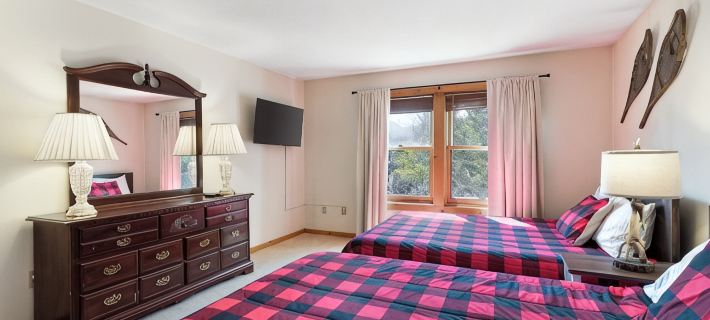 Spacious Corner Townhouse Next to Mt. Snow! Private Hot Tub! 도버 호텔