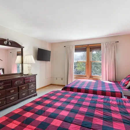 Spacious Corner Townhouse Next to Mt. Snow! Private Hot Tub!