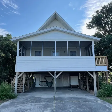 Salty Paws-Walk to beach/Fenced Yard/Pet Friendly