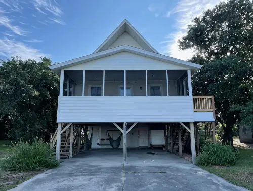 Salty Paws-Walk to beach/Fenced Yard/Pet Friendly