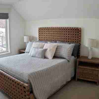 New to Market - Stunning Guest Suite with Mountain Views + year round recreation Rooms