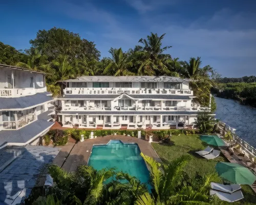 Stone Wood Riverfront Resort, Siolim Hotels near Chapora River