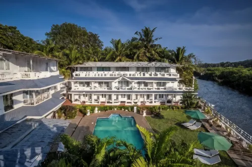 โรงแรมสโตนวู้ดริเวอร์ฟร้อนท์ - ที่มีบาร์