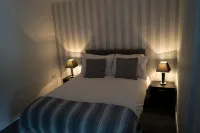 Kirks Korner Motel - Motels