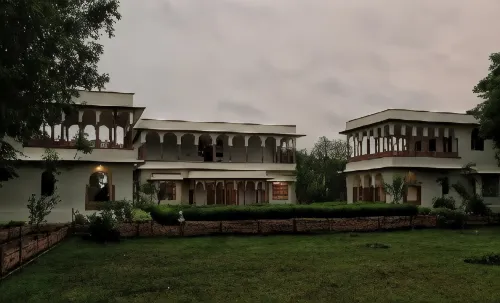 Shahpura Abhaneri Resort