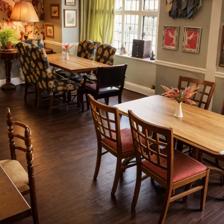The Tower Arms Hotel Отели рядом с достопримечательностью «Вест-Дрейтон»