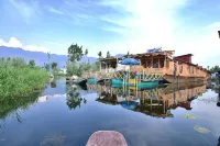 Golden Hopes Group of Houseboats