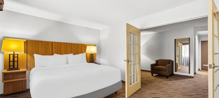 Quality Inn & Suites Airport North - Stone Oak Отели в г. Беар