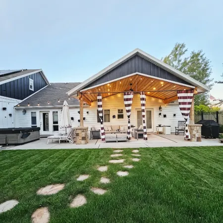Luxury Retreat-Gourmet Kitchen, Playhouse, Hot Tub, & Steam Shower