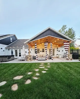 Luxury Retreat-Gourmet Kitchen, Playhouse, Hot Tub, & Steam Shower