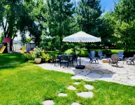 Luxury Retreat-Gourmet Kitchen, Playhouse, Hot Tub, & Steam Shower