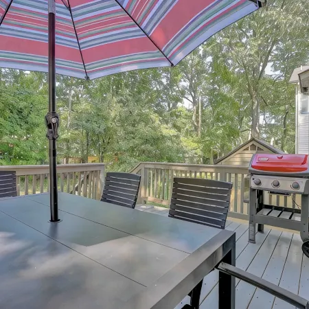 Spacious house, great deck & grill, close to boardwalk, shops, and restaurants.