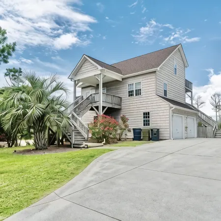 The Oceans Oyster-Hot tub, 5 min to beach, Pets, Sleeps 10 , Sound Views!!