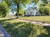 Main Street Home-Locally Owned-No Cleaning Fees-Pets Allowed Hotels in Webster