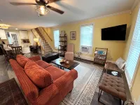 Quaint historic home in the heart of Bemus Point Village- a stroll to the water! -  Privatzimmer