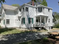 Historic Petunia Cottage: Large Renovated Victorian Excellent In-town Location - บังกะโล