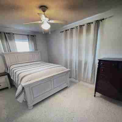 St. Pete Beach , 3-2 , heated pool , one month minimum lease. Rooms