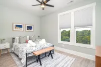 Just steps away - beach, pool, & attractions on the Emerald Isle! New Home. - balcony