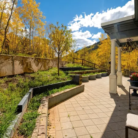 Exquisite pet friendly home, 5 blks from Gondola with stunning views!!