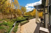 Exquisite pet friendly home, 5 blks from Gondola with stunning views!! - 按摩浴池