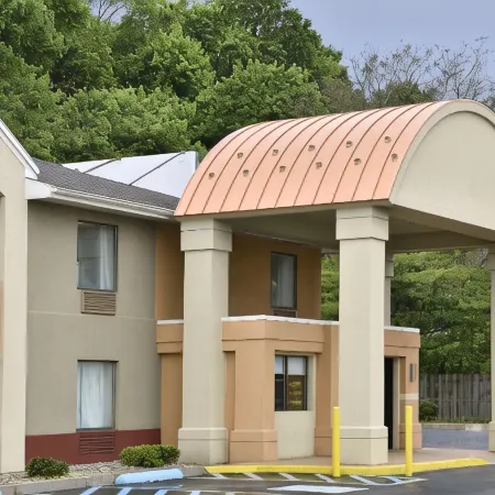 Howard Johnson by Wyndham Allentown/Dorney Hotel & Suites