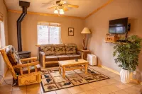Cheerful 1-bedroom cabin with hot tub - 4-Star
