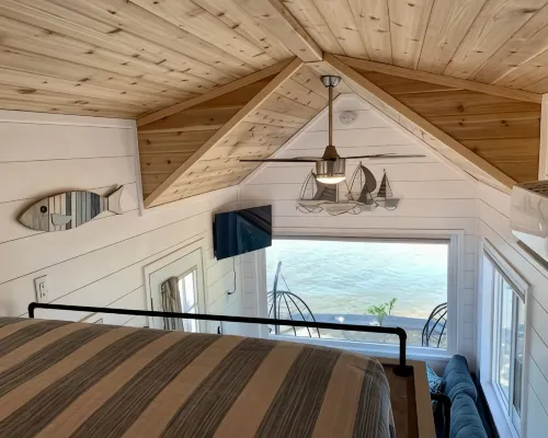 The River's Edge - Tiny Home 3 Hotels in Bellevue
