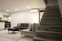 Modern Studio Duplex -15 min to Beach - 2-Star