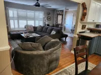 A Stylish 2+ Bedroom Rancher - Homestays