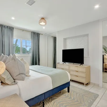 Luxe Heated Pool Oasis~10 Mins to Beach-Movie Theatre
