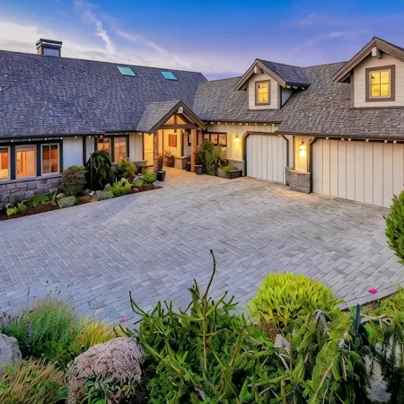 Ironstone Lodge - Luxury Living and Mountain Views