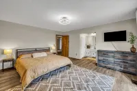 4BR Retreat w/ KING Bed, Hot Tub & Prime Location - Wifi