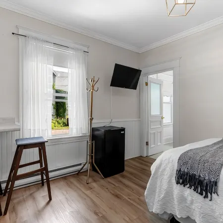 Studio 2 ~ Private BDRM, Minimalistic Feel