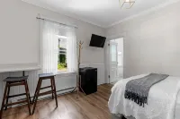 Studio 2 ~ Private BDRM, Minimalistic Feel Hotels in 