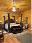 Beautiful cabin, stunning view, spacious deck. Price includes cleaning fee, etc.