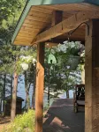 Charming 3-bedroom cabin with WiFi, AC in lovely Eagle River sleeps 8 people.