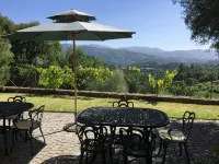 Renovated farmhouse in idyllic rural setting with pool and magnificent views -  case vacanza in affitto