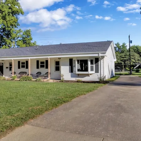 Charming 2-bedroom house in amazing Belleville with AC, WiFi